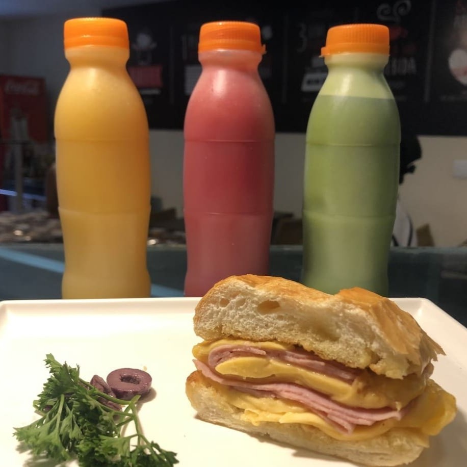 01 misto quente + 01 suco de laranja