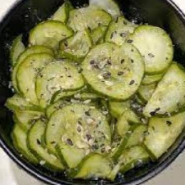 Pepino em conserva, com gergelim por cima