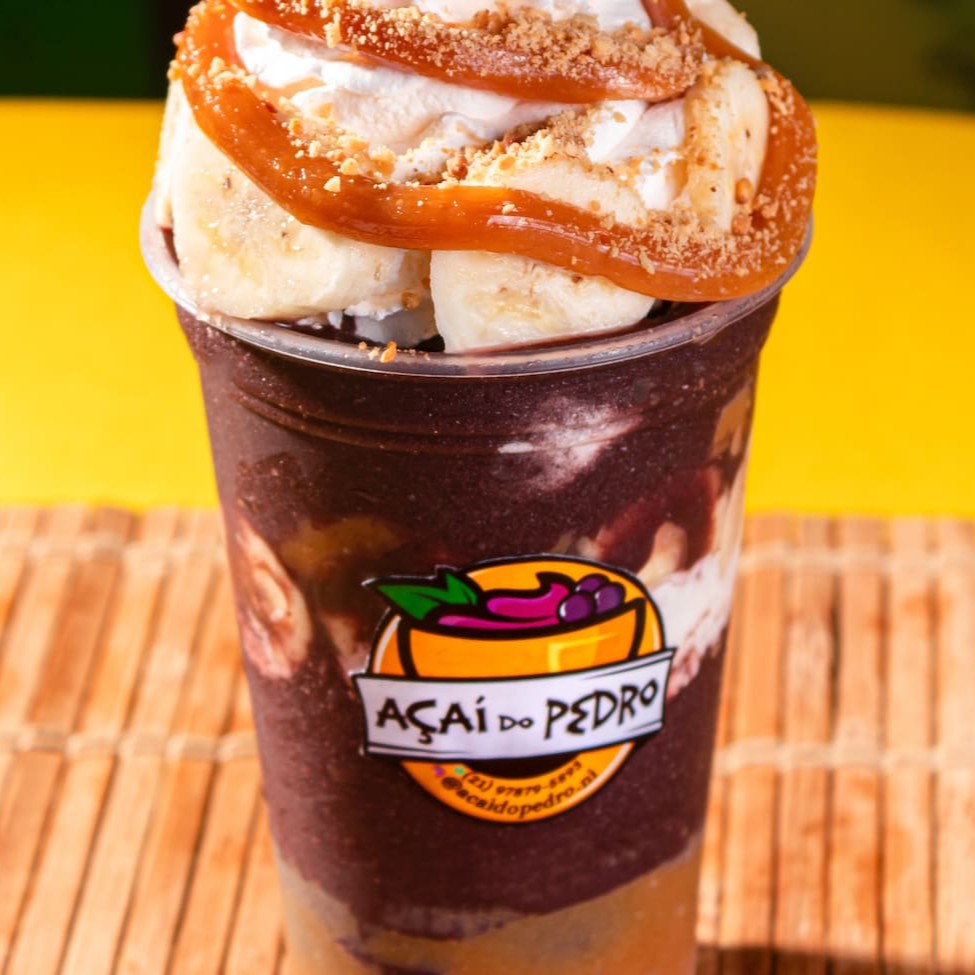 Copo de 500ml do nosso delicioso açaí artesanal, com 3 camadas de doce de leite, 2 camadas de chantilly, banana e paçoca