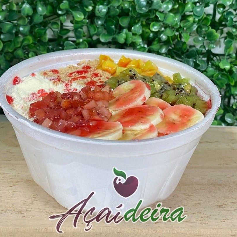 Açaí na marmita de 500ml , ideal para um Dia quente! #Escolha seu Açaí: ( 7 opções): Açaí Natural, açaí batido com banana, açaí batido com morango, açaí batido com maracujá, açaí batido com limão ou açaí batido com manga. Também temos açaí com chocolate trufado e creme de Ninho além do nosso famoso creme de cupuaçú  #Escolha cobertura ou leite condensado ( + de 10 opções)  #Escolha até 4 toppings que vão no meio e em cima do copo (+ de 15 opções): Leite Ninho, ovo maltine, choco ball, granulado, Confete de chocolate, aveia, sucrilhos, coco ralado, cereal ball chocolate, flocos de arroz, amendoim, granola, paçoca, jujub   Em breve a Açaideira também terá para venda, hambuguer, xtudo, hamburguer com cheedar, hamburguer de picanha, hamburguer artesanal, smash burguer, cachorro quente, cachorro quente gourmet, batata frita, batata frita com cheedar e bacon, gurjão de frango com molho, porçôes diversas e etc...