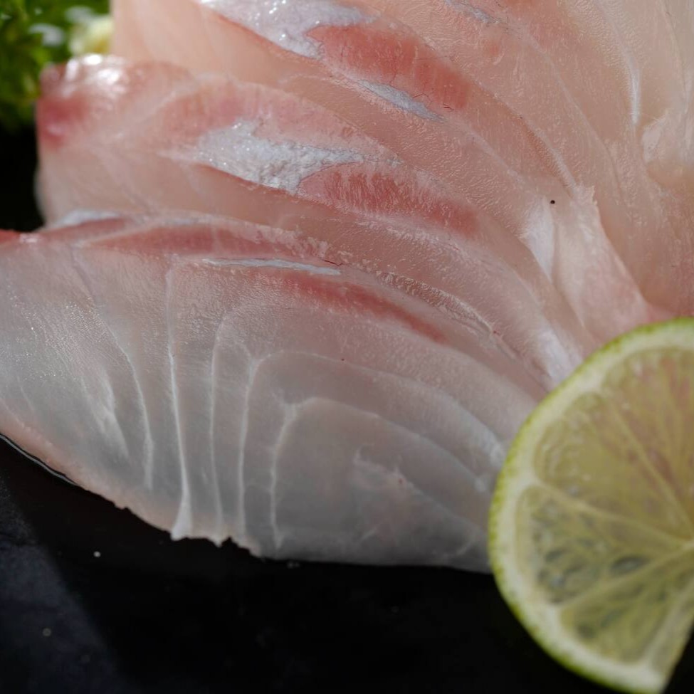 Sashimi de Peixe Branco – 5 unidades   Lâminas delicadas e frescas do lombo do peixe branco do Dia (namorado, linguado, tilápia ou dourado), escolhidas conforme a disponibilidade para garantir sempre o melhor sabor e qualidade.
