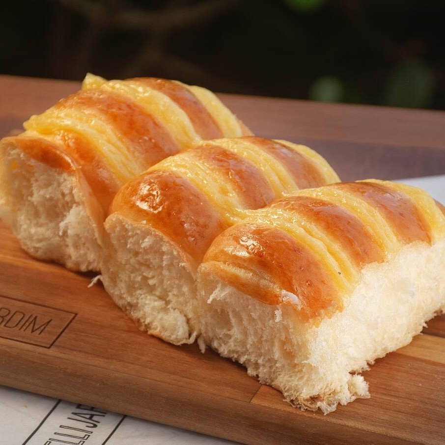 Três unidades de Pão Doce de Creme, perfeito para lanche.