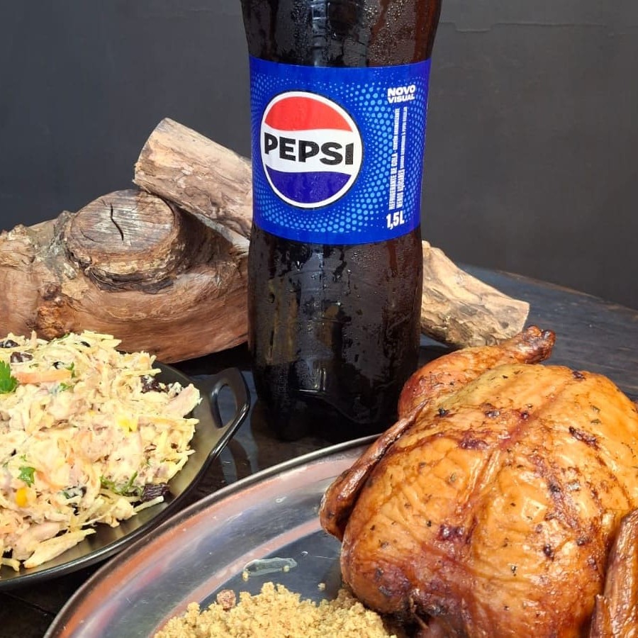 Delicioso frango assado defumado na lenha frutífera, acompanhado de 500g de salpicão fresquinho e farofa crocante de bacon. Acompanha refrigerante 1,5l.   Obs: Nosso frango apresenta a coloração avermelhada devido a ação da fumaça (defumação).