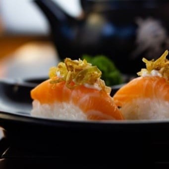 Arroz, salmão, um toque de creem cheese e alho poro por cima