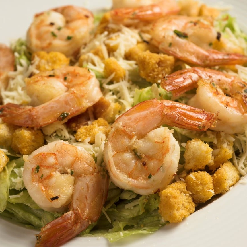 Escolha uma proteína : camarão, salmão, carne ou frango. Deliciosa salada stadium preparada na grelha. Inclui alface romana e americana, croutons, parmesão e molho caesar.