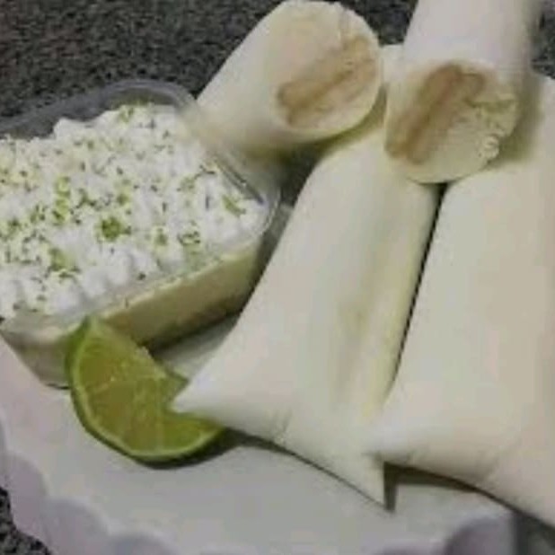 """Sacolé Gourmet de torta de limão: a combinação perfeita de cremosidade e Um sabor irresistível feito com leite Ninho, limão, biscoito de maizena, creme de leite e muito mais. Enriquecido com biscoito de maizena no saquinho para uma delícia de sabor!                                                                                   Sacolé  Gourmet , Dindin Geladinho Gourmet , Chup- Chup , Juju , Flau , Laranjinha    Cremoso , Deliciosos , Saboroso , Sobremesas , Doces , Promoção , 0800  Açaí  Sorvete Sobremesa"
