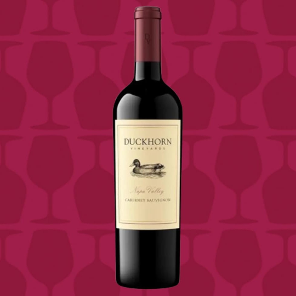 O Duckhorn Napa Valley Cabernet Sauvignon é um vinho tinto sofisticado e expressivo, produzido na renomada região de Napa Valley, Califórnia. Este Cabernet Sauvignon apresenta aromas intensos de frutas negras maduras, como cassis e ameixa, combinados com nuances de chocolate amargo, cedro e especiarias doces, provenientes do envelhecimento em carvalho. No paladar, é encorpado, com taninos estruturados e elegantes, acidez equilibrada e um final longo e sedutor. Um vinho ideal para harmonizar com carnes vermelhas, cordeiro assado e queijos curados.