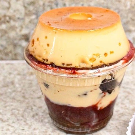 O doce dos sonhos em cada camada!   Nosso copudim é a combinação perfeita de sabores: recheio de Ninho gourmet, geleia de morango, brigadeiro de chocolate preto, pedaços de brownie e finalizado com um pudim de derreter na boca. Uma verdadeira explosão de prazer a cada colherada!  . . . . . . . . .  #Copudim #Doceperfeito #Sobremesairresistível #Saborinesquecível #Amoremcamadas