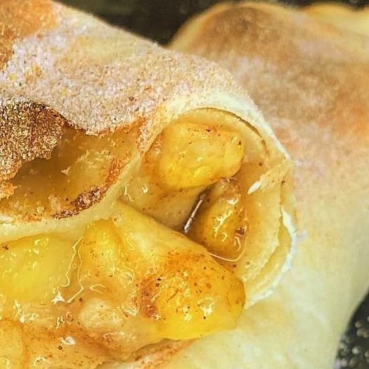 Massa crocante, mussarela, banana, açucar c/ canela.