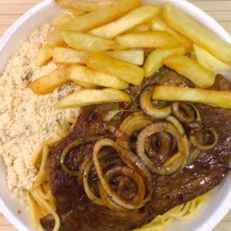 Arroz, feijão, macarrão, farofa, contra filé acebolado
