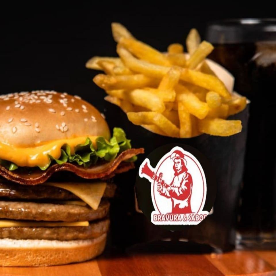 Pão com gergelim , 3 carne, queijo, cream cheese , bacon e molho especial