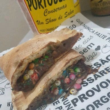 Leite condensado, brigadeiro, e granulado.