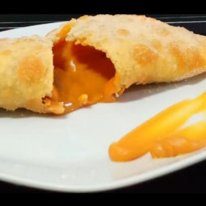 Pastel de massa artesanal de 15 cm, recheado e molho caseiro com temperos naturais.