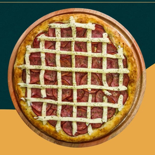 Molho de tomate, mussarela, calabresa, Philadelphia e orégano.