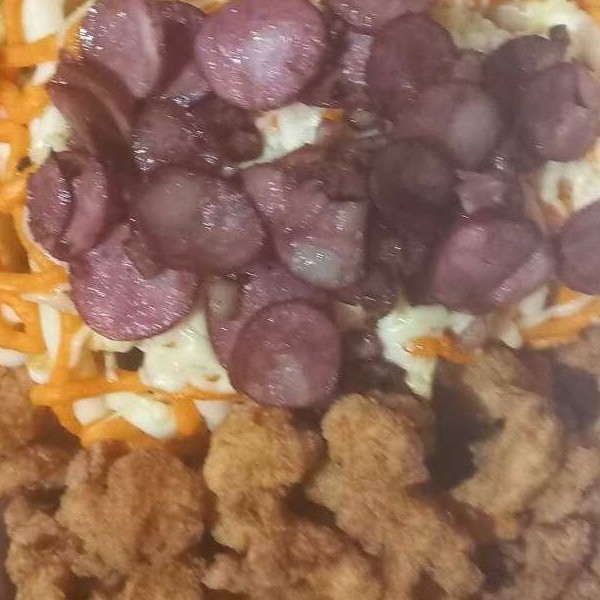 Fritas, cheddar, Catupiry, calabresa, Bacon, mussarela com iscas de frango empanado