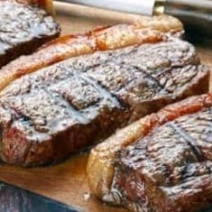 Acompanha: Farofa Da Casa, Arroz Branco, Batata Frita, Molho Vinagrete.