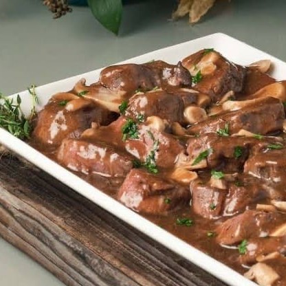 Saborize 400g de filé mignon ao molho madeira com champignon, acompanhado de batata portuguesa crocante e arroz maluco cheio de sabores e texturas. Uma refeição generosa e deliciosa, perfeita para compartilhar!
