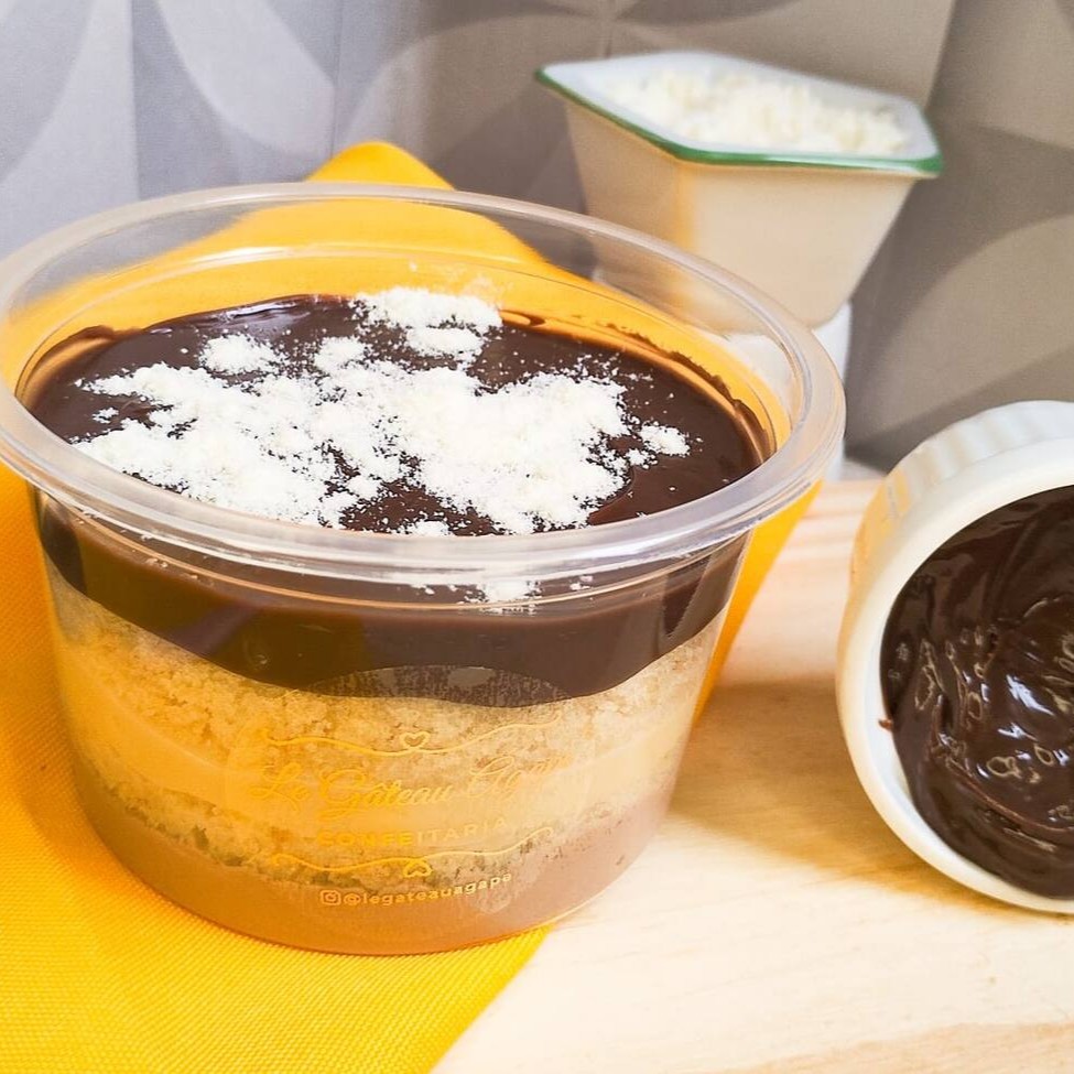 Magnífico bolo, com massa de baunilha leve e úmida, uma camada de mousse de chocolate, uma camada de brigadeiro de Ninho super cremoso, uma camada de brigadeiro de chocolate. Finalizado com leite Ninho.  ----- tags ----- Entrega rápida , grátis , 0,99 , 0800 , desconto , promoção , cupom , barato , oferta , menor preço , frete grátis , presente , surpresa , gostoso , preço baixo , combo , festa , aniversario , parabéns , vela , família , confeitaria , doceria , doces , bolos , Dia dos Pais , Dia das Crianças , brigadeiro , docinhos , coco , bolo de pote , chocolate , morango , sobremesa , Nutella , copo da felicidade , pizza doce , brownie , gourmet , bombom , piscina , piscininha , ganache , caseiro , vovo , vovó , bento cake , vulcão , red velvet , trufas , banoffe , pudim , doce de leite , pão de mel , recheado , Oreo ,  japonesa , japones , japa , Hot Roll , Yakisoba , kitkat , ferrero rocher , cheesecake , tartelete , Ninho , nozes , cupcake , trufado , cone , Belga , mousse , uva
