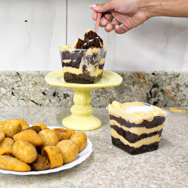 Neste combo você leva 20 salgadinhos sortidos + 2 bolos de pote de Prestígio