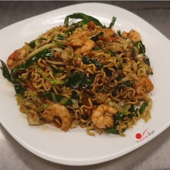 Deliciosa macarronada oriental com camarão, repolho e cenoura ao molho e óleo de gergelim. Vai com 600g.