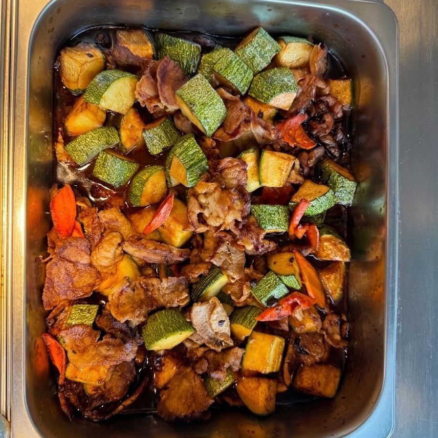 Guisado de bistec con verduras en salsa oscura