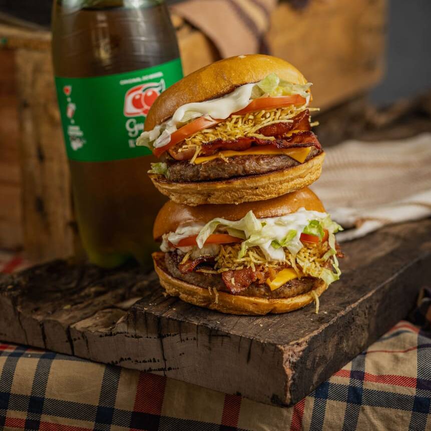 Pão de Brioche, Hambúrguer Sabor Picanha 90g, Queijo Cheddar, Bacon, Alface Americana, Tomate, Maionese Grill e Batata Palha. Acompanha refrigerante 1L