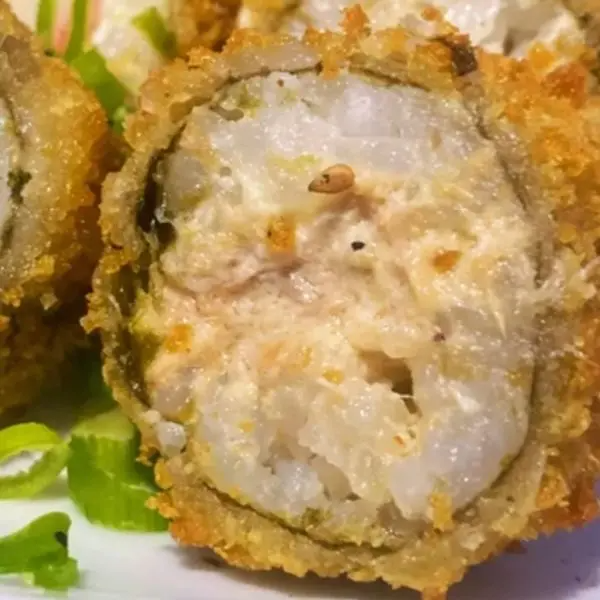 Arroz e pastinha de salmão do chefe, envoltos em folha de nori, empanados e fritos.