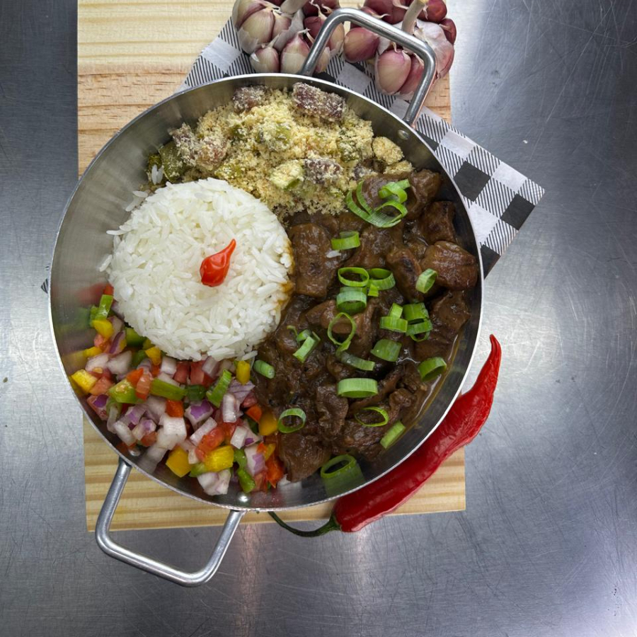 Moela bem cozida no tempero nordestino, com molho encorpado de alho, tomate e cheiro verde, finalizada com pimenta biquinho e cebolinha. Servida com pão pra raspar o prato! Um sabor arretado que abraça o coração e mata a saudade de casa.