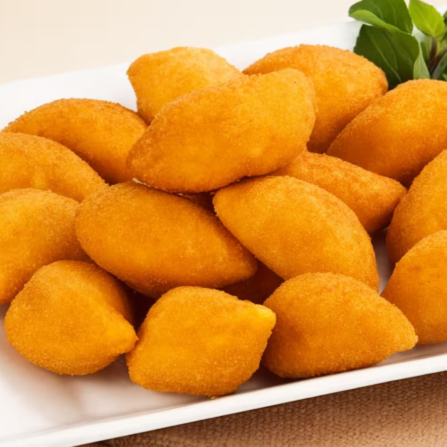Aproveite nossa deliciosa oferta: 15 risoles de queijo e presuntos, fritos na hora, e Coca Cola 350ml.