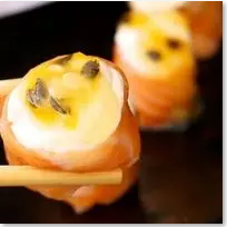 Delicadas lâmina de salmão fresco combinadas com cream cheese e um toque especial de maracujá, trazendo um sabor tropical, cremoso e refrescante que encanta o paladar.