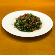 "Experimente o frescor e sabor irresistível do nosso tabule! Feito com ingredientes frescos e selecionados, como trigo para quibe, salsa, hortelã, tomate e um toque de limão. Leve, saudável e perfeito para acompanhar qualquer refeição"