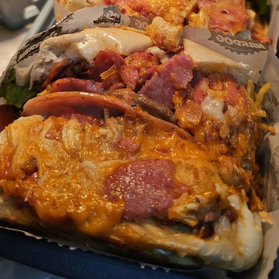 Pao De Hamburguer Delicioso,Um Hambúrguer perdigão, maionese, presunto, queijo Mussarela, Uma Porçao De calabresa,Uma Porçao De bacon, Uma Porçao De frango desfiado,milho,batata palha,Catupiry,cheddar e Uma salsicha ! Do Tamanho Da Sua Fome!!!