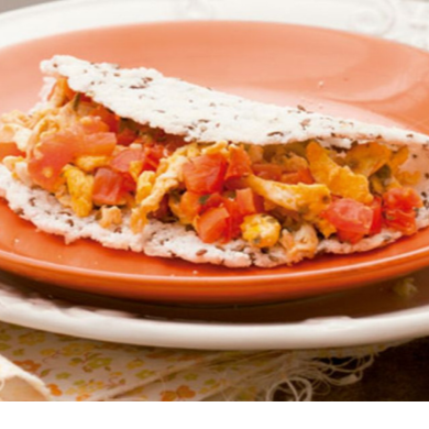 Tapioca feita com Massa Artesanal, ovo frito, tomate e um toque especial de oregano