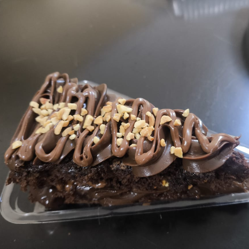 Bolo fatia ferrero massa de chocolate, brigadeiro cremoso finalizado com Nutella e amendoins