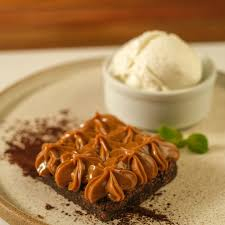 Brownie coberto com doce de leite e sorvete de creme