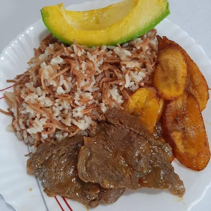 Arroz de Fideo con Carne en Bistec
