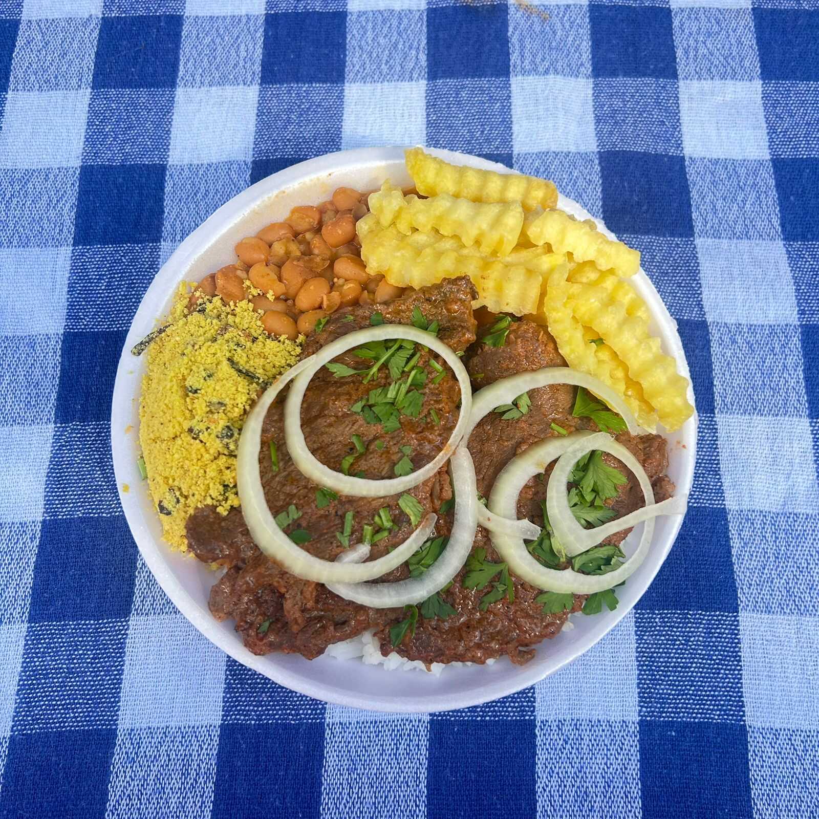 Delicioso baião de dois com feijãoe ovo gratis, arroz, carne de sol desfiada e queijo ,bacon. calabresa.