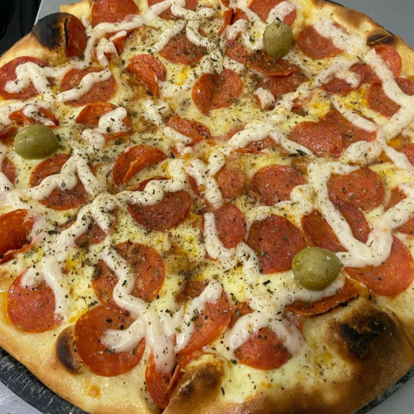 molho,mussarela,peperoni,catupiry,orégano e azeitonas.