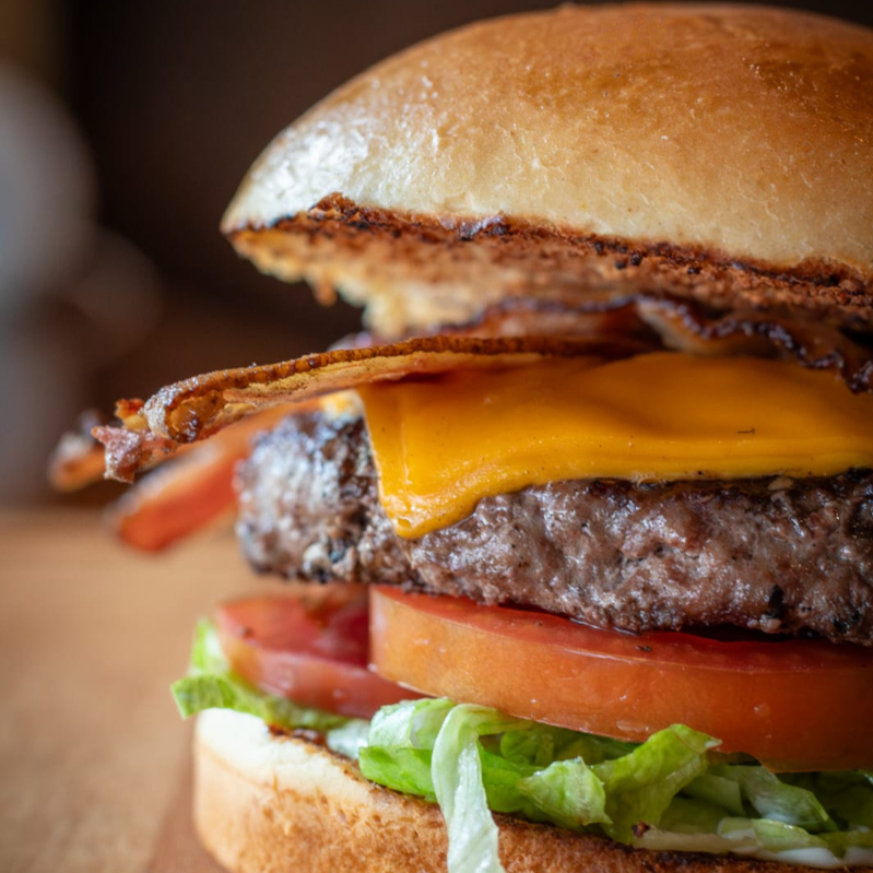 Clássico cheese burger, com carne suculenta, queijo derretido e molho especial, uma delícia tradicional.