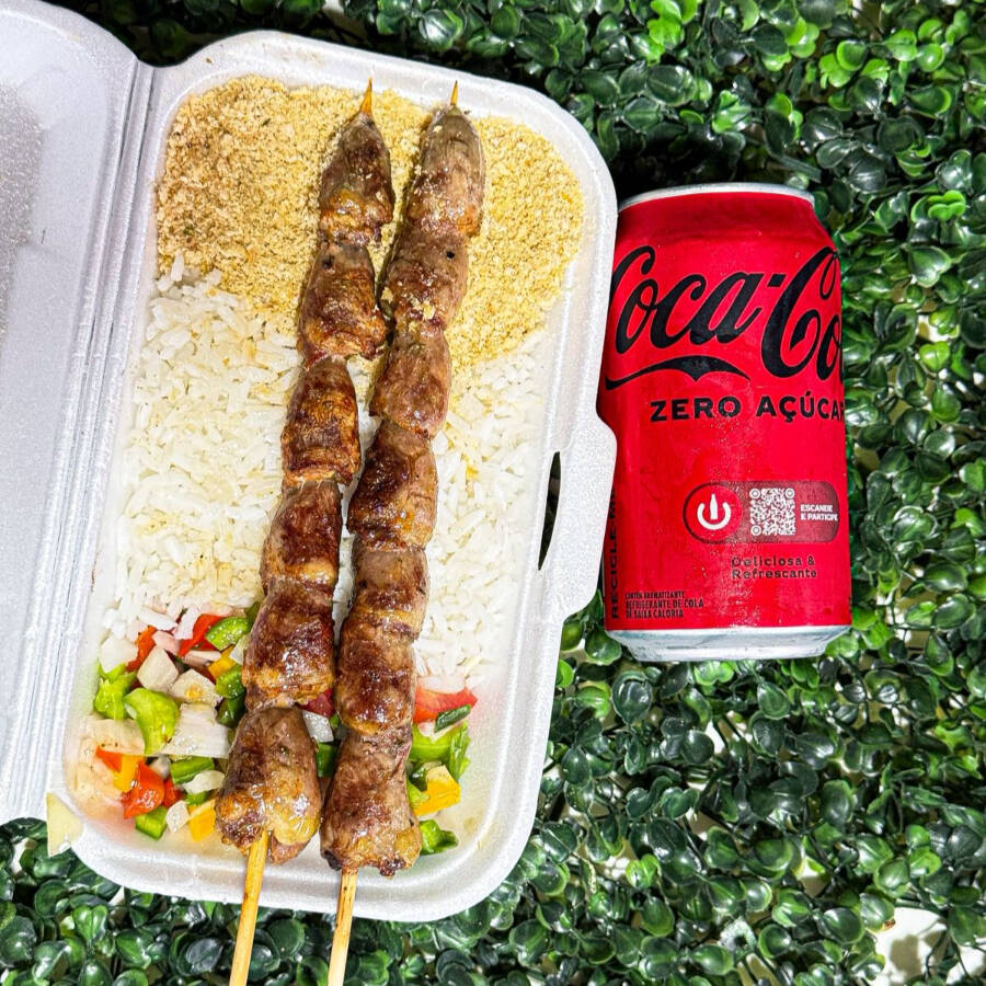 Jantinha completa com 150g de arroz , 40g de farofa 70g de vinagrete , 2 coração e coca zero 350ml