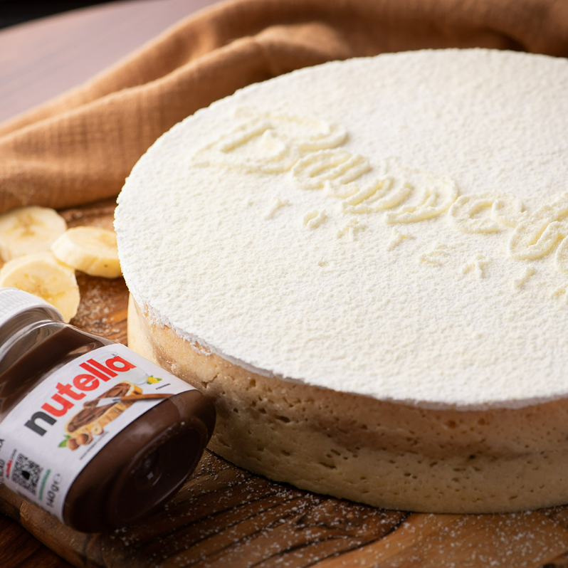 Massa caseira, Nutella, Banana, finalizada com chantininho.