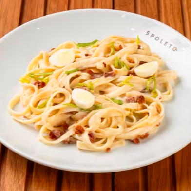 200g de fettuccine ao molho de queijos, com alho poró, bacon, ovo de codorna e calabresa, acompanhado de uma bebida