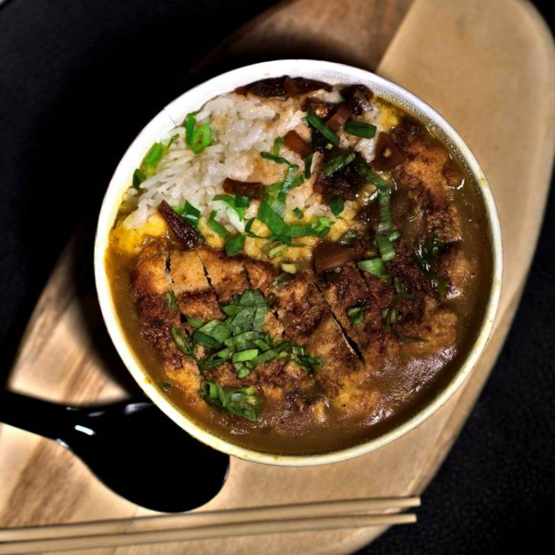 Arroz com curry japonês a base de carne, legumes e especiarias, acompanhado de carne suína empanada bem crocante.