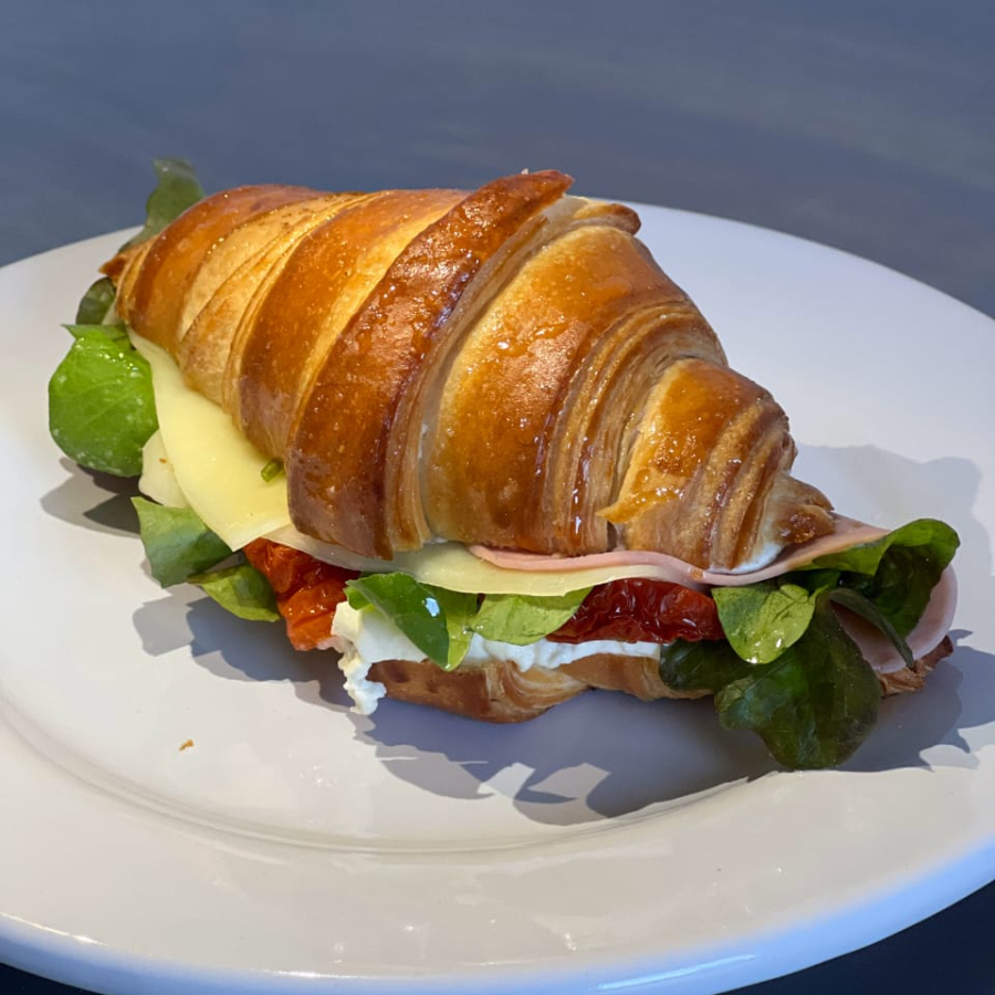 Creme cheese, tomate seco, Rúcula, alface americana, mussarela e presunto