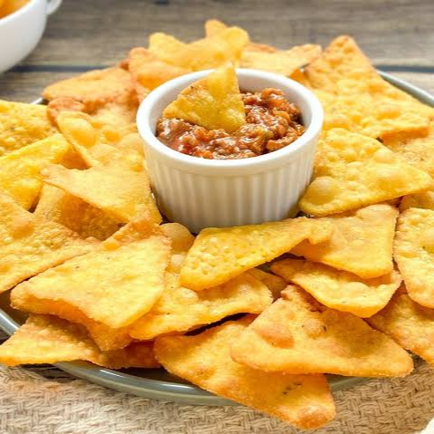Tortilhas de milho crocantes com guacamole, chilli beans e cheddar.