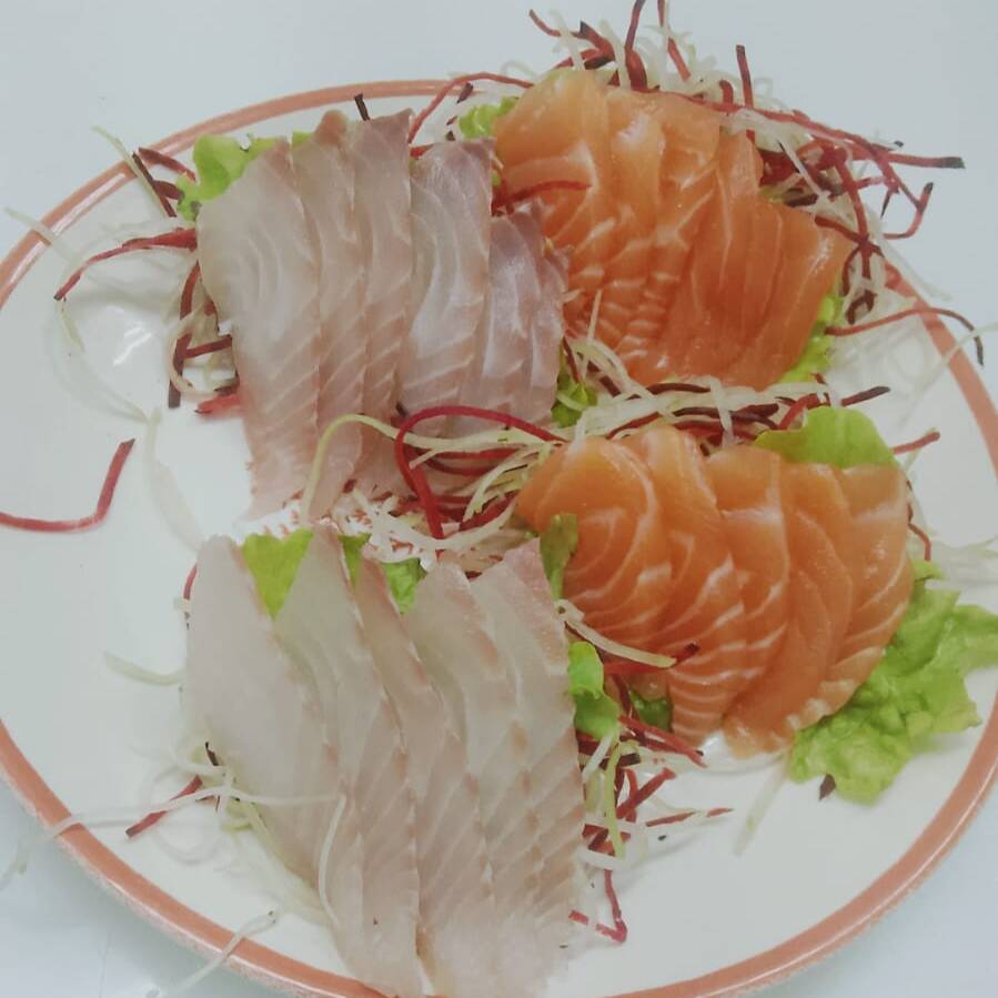 11 sashimis de salmão, 11 sashimis de tilápia.