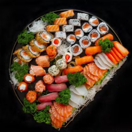 Combo de 60 peças de sushi e sashimi composto por; 8 sashimis de salmão 8 sashimis de tilápia 4 sashimis de prego 4 niguiris de salmão 4 niguiris de atum 12 gunkans especiais 5 hot filadélfia 15 sushis variados. *Não fazemos alterações nos pratos*.