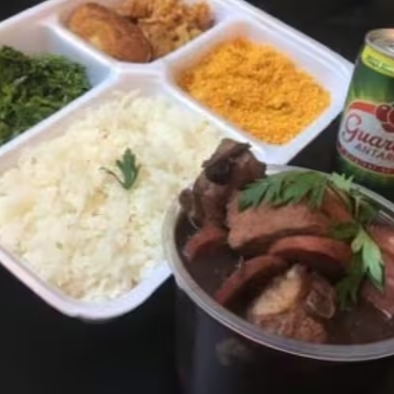 Deguste nossa Feijoada servida num generoso pote de 500ml, ideal para uma pessoa. Este prato popular brasileiro é composto por carne seca, lombinho fresco, costelinha suína e linguiças calabresa e paio, todos cuidadosamente selecionados e preparados. Acompanha arroz branco soltinho, couve refogada na manteiga, torresmo crocante, banana empanada douradinha e um vinagrete fresco e vibrante. Para fin