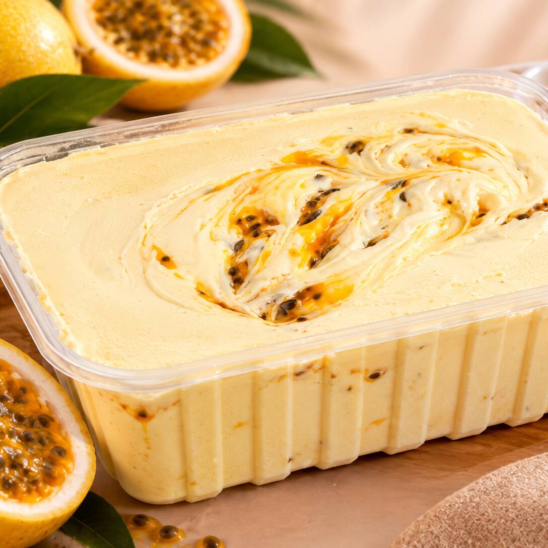 Cremoso, refrescante e irresistível! Sorvete artesanal de maracujá com aquele equilíbrio perfeito entre o doce e o azedinho da fruta. Uma explosão de sabor a cada colherada!