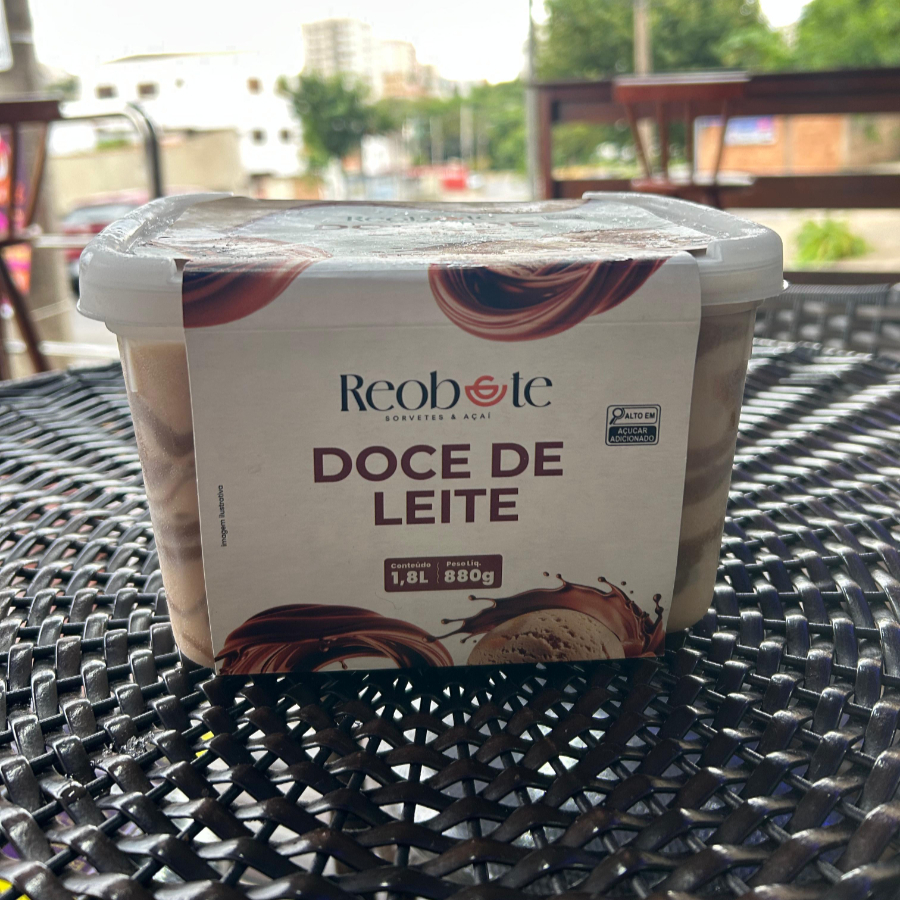 Sorvete de doce de leite com mesclas de doce de leite